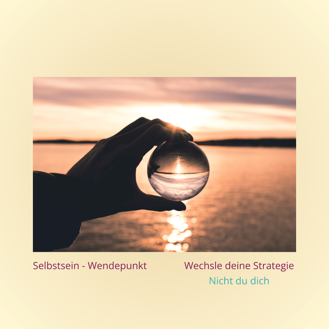 Eine Hand hält eine Glaskugel, in der sich ein Sonnenuntergang über dem Wasser spiegelt. Deutscher Text: Selbstsein – Wendepunkt. Ändere deine Strategie, nicht dich selbst.