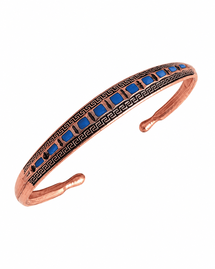 Kupferarmband mit filigranen schwarzen geometrischen Mustern und blauen rechteckigen Einlagen, das sich durch ein offenes Manschetten-Design auf weißem Hintergrund auszeichnet.