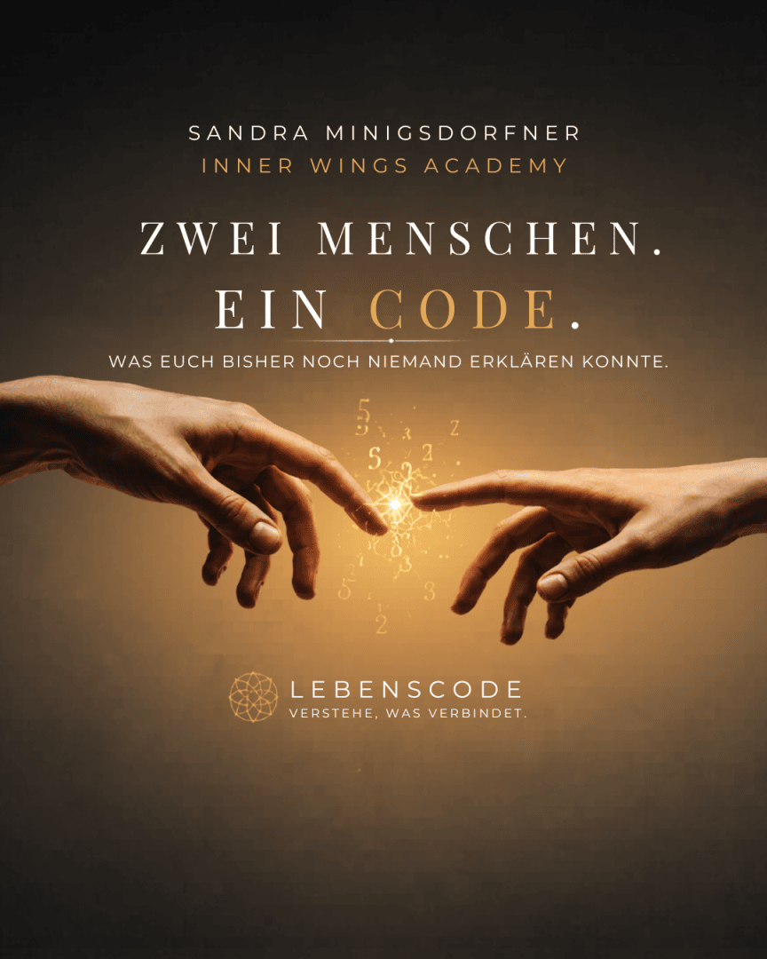 Zwei Hände, die sich einander entgegenstrecken, mit leuchtenden Codesymbolen zwischen ihnen, auf dunklem Hintergrund. Der deutsche Text darüber und darunter spricht von zwei Menschen, einem Code und wirbt für den Lebenscode der Inner Wings Academy.