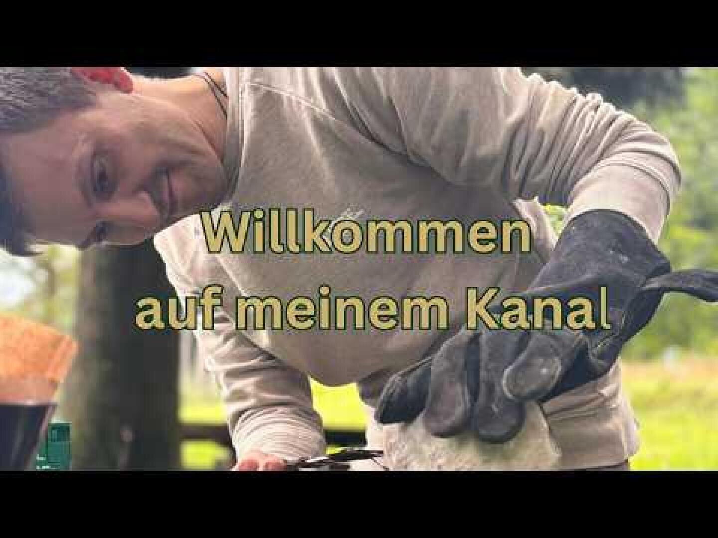 Eine lächelnde Person in einem hellen Hemd und Handschuhen arbeitet im Freien mit Werkzeugen. Der überlagerte gelbe Text auf Deutsch lautet: "Willkommen auf meinem Kanal".