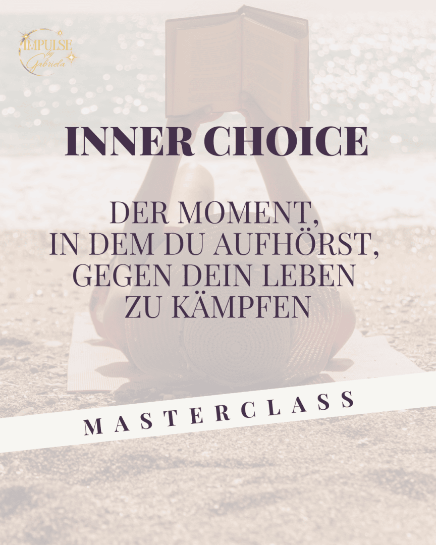 Eine Person sitzt am Strand und liest ein Buch. Der deutsche Text lautet: INNER CHOICE. Der Moment, in dem du aufhörst, gegen dein Leben zu kämpfen. MASTERCLASS. Das Logo des „Impulse“-Podcasts befindet sich in der oberen linken Ecke.