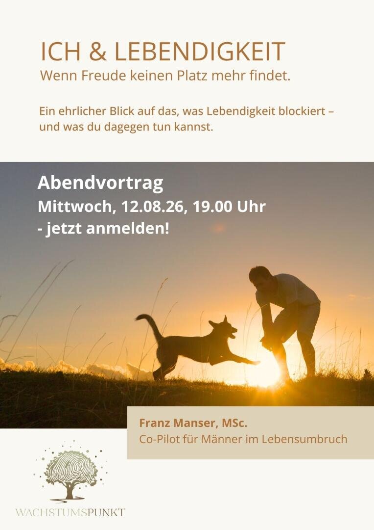 Eine Person und ein Hund spielen bei Sonnenuntergang auf einer Wiese. Der Text wirbt für einen Vortrag über Lebensfreude und Vitalität, der am Mittwoch, den 12.08.26, um 19:00 Uhr mit Franz Manser, MSc, stattfindet und von „Wachstumspunkt“ veranstaltet wird.