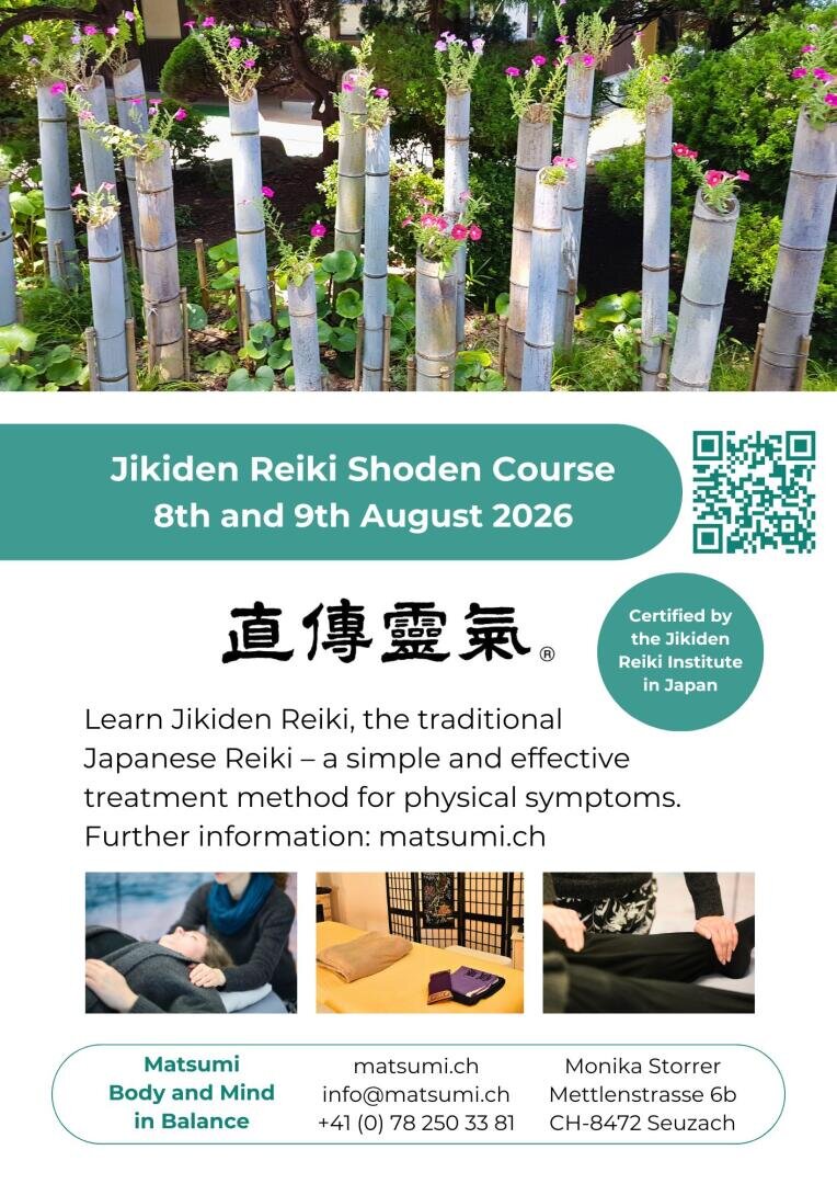 Ein Plakat für einen Jikiden-Reiki-Shoden-Kurs am 8. und 9. August 2026 mit Bambus, Veranstaltungsdetails, Kontaktdaten, einem QR-Code sowie Fotos einer Reiki-Sitzung und einer Massageliege.
