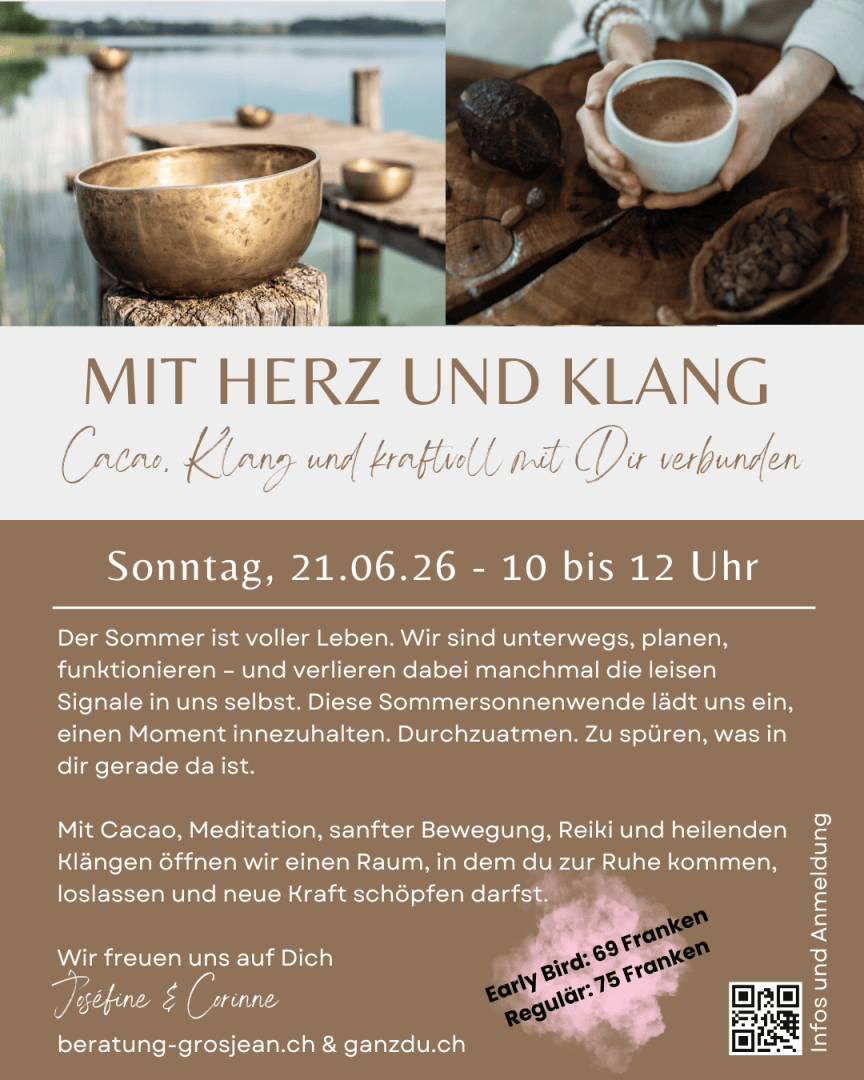 Ein Flyer für eine Kakao- und Klangmeditationsveranstaltung zeigt Hände, die Kakao ausgießen, eine Kakaoschale und einen Hammer, der eine Klangschale anschlägt. Veranstaltungsdetails, Datum, Uhrzeit, Kontaktinformationen und Preise sind ebenfalls auf einem braunen und beigen Hintergrund abgebildet.