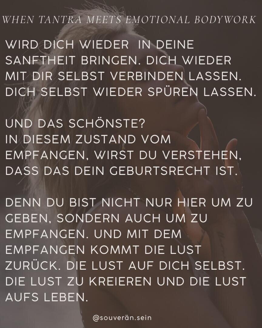 Eine Person mit kurzen Haaren berührt nachdenklich ihre Lippen. Über das Bild ist ein deutscher Text über Tantra, emotionale Körperarbeit und Selbstverbundenheit eingeblendet. Der Hintergrund ist sanft unscharf, was eine ruhige, nachdenkliche Stimmung erzeugt.