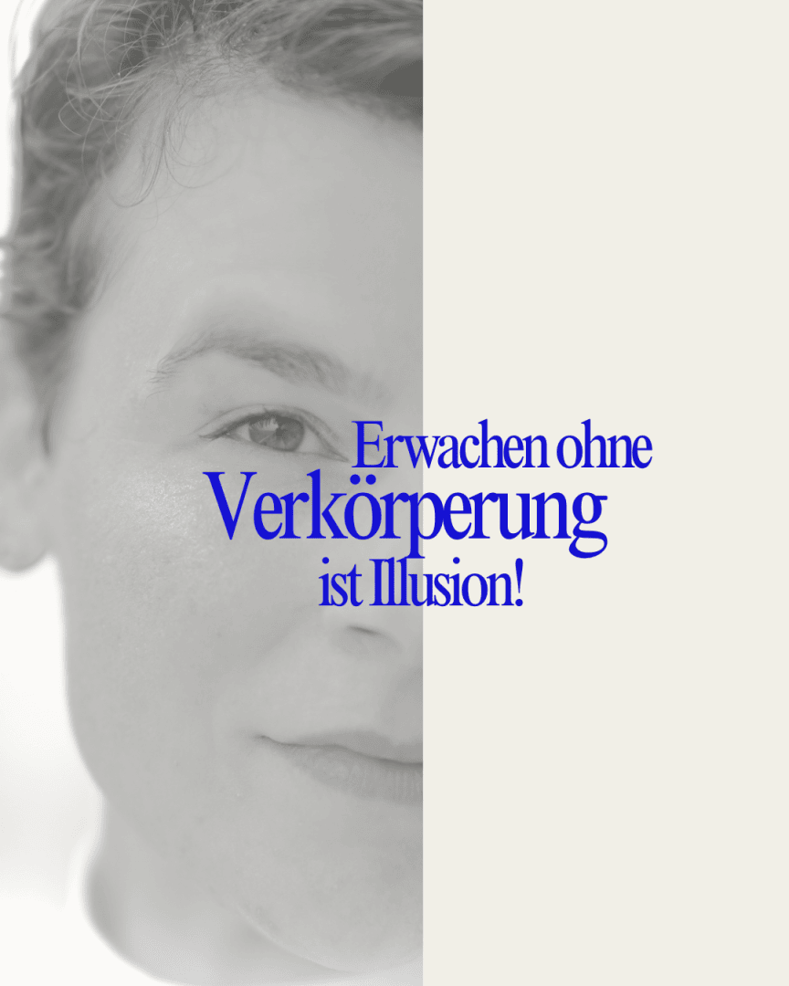 Ein Graustufenfoto des Gesichts einer Person ist vertikal geteilt, wobei die linke Seite sichtbar und die rechte Seite durch einen beigen Block verdeckt ist. Der blaue deutsche Text über dem Bild lautet: Erwachen ohne Verkörperung ist Illusion!.
