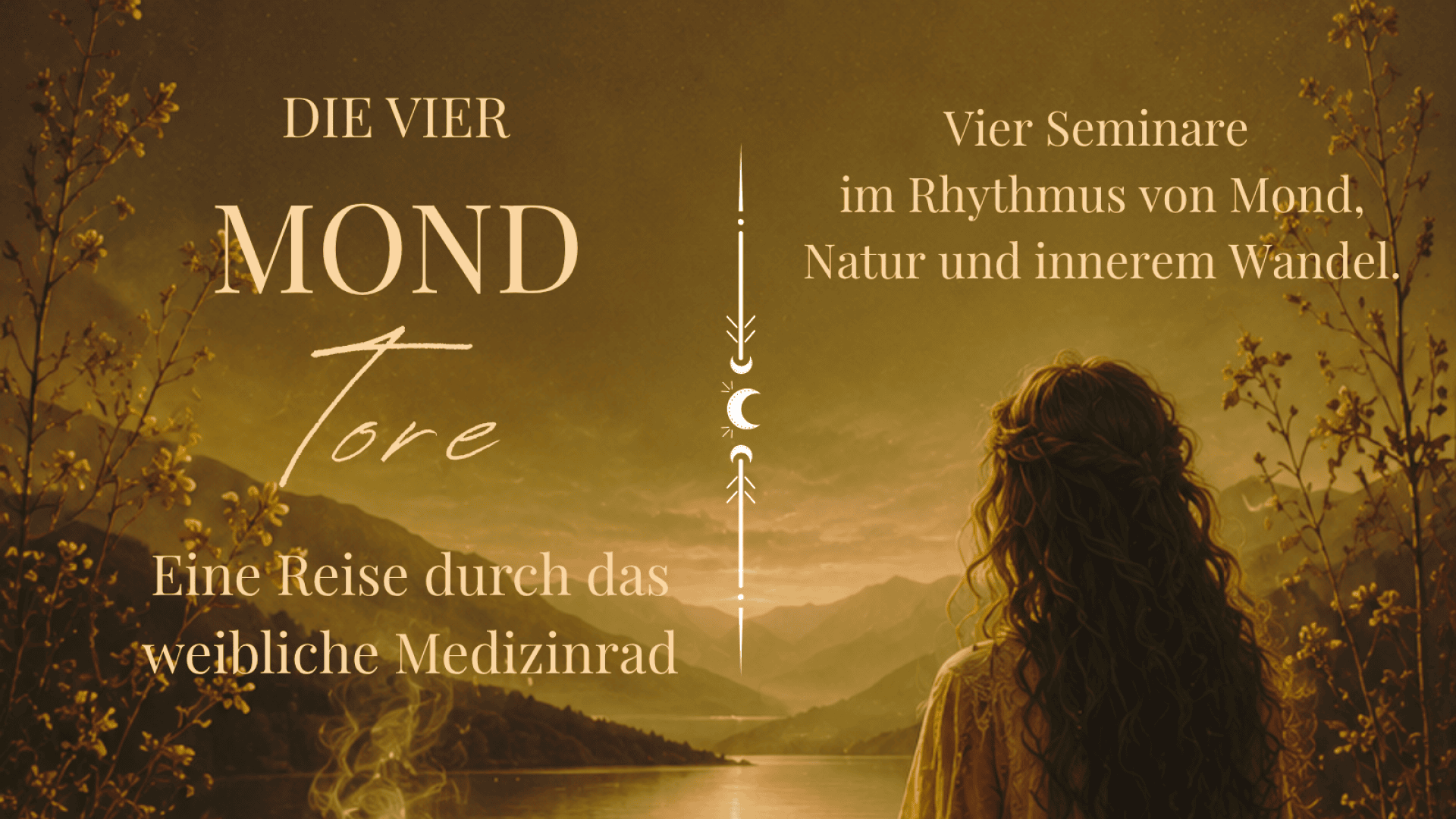 Eine Frau blickt bei Sonnenuntergang auf einen Bergsee, während im Hintergrund ein Text zu sehen ist, der eine Workshop-Reihe mit dem Titel Die vier Mondtore ankündigt, in der es um den Rhythmus des Mondes, die Natur und das weibliche Medizinrad geht.