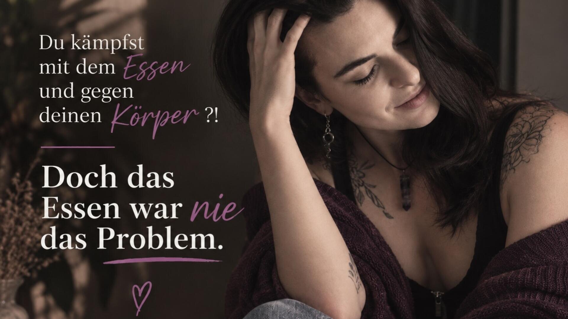 Eine Frau mit Tattoos sitzt mit geschlossenen Augen da und streicht sich über die Haare. Über das Bild läuft ein deutscher Text, in dem es um Probleme mit dem Essverhalten und dem Körperbild geht. Die Stimmung ist nachdenklich und intim.