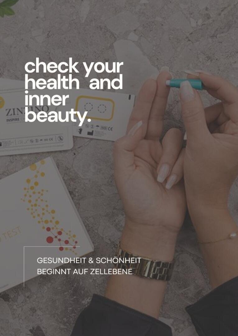 Hände, die ein Zinzino-Gesundheitstest-Set öffnen, wobei der Text Überprüfen Sie Ihre Gesundheit und innere Schönheit sowie GESUNDHEIT & SCHÖNHEIT BEGINNT AUF ZELLEBENE über das Bild gelegt ist.