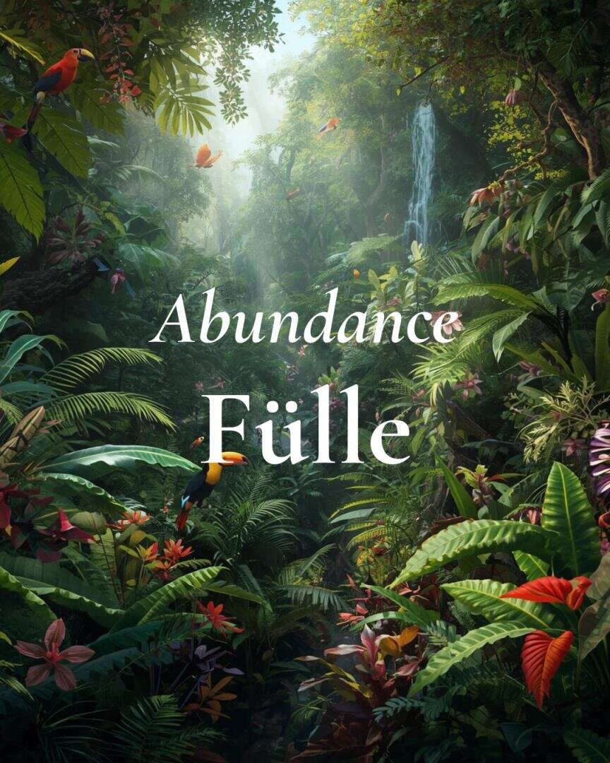 Üppiger, lebendiger Dschungel mit bunten Vögeln, dichtem grünen Laub, Blumen und einem kleinen Wasserfall. Das Sonnenlicht fällt durch die Bäume. Die Worte Abundance und Fülle sind in weißer Schrift überlagert.