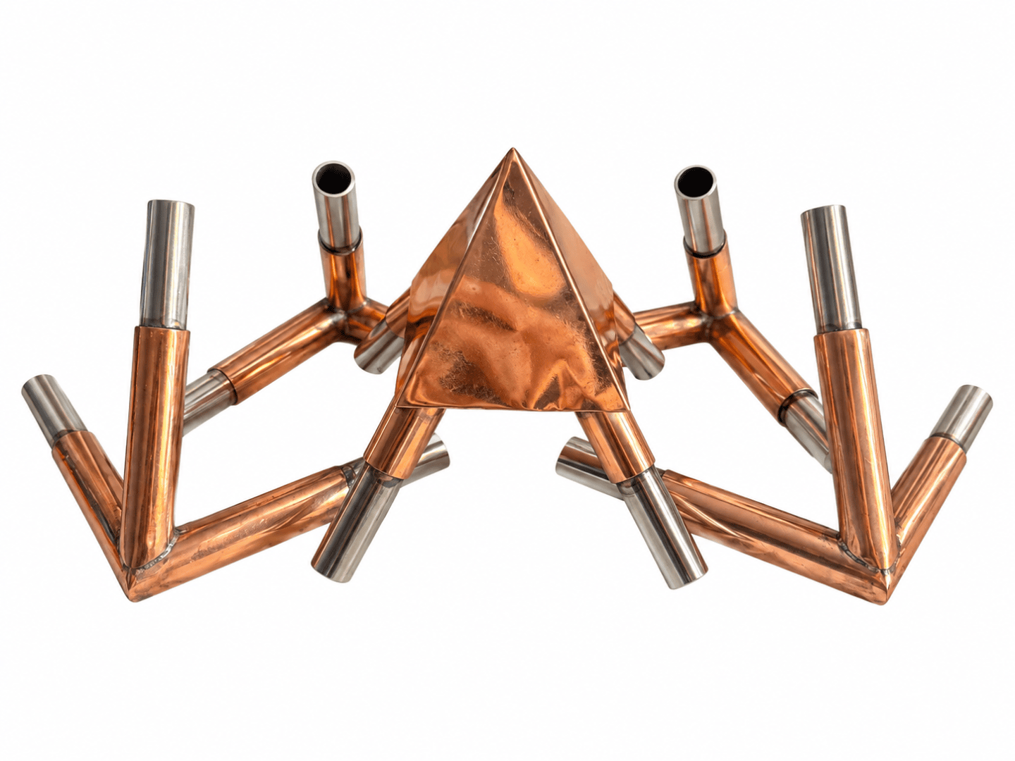 Eine geometrische Skulptur aus Kupfer und Metall mit einer zentralen Pyramide und sechs kantigen, gelenkigen Beinen, die jeweils in zylindrischen Rohren enden, vor einem weißen Hintergrund.