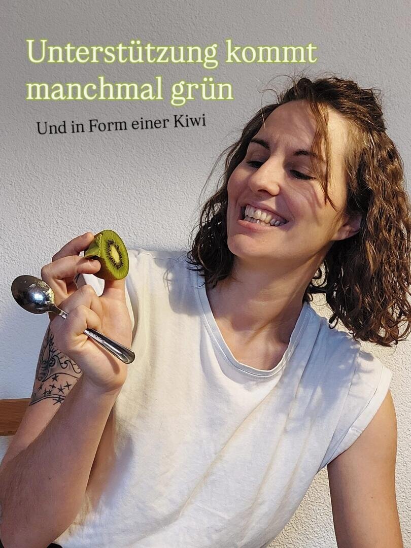 Eine lächelnde Frau hält eine halbierte Kiwi und einen Löffel in der Hand, dazu der deutsche Text: Unterstützung kommt manchmal grün. Und in Form einer Kiwi.