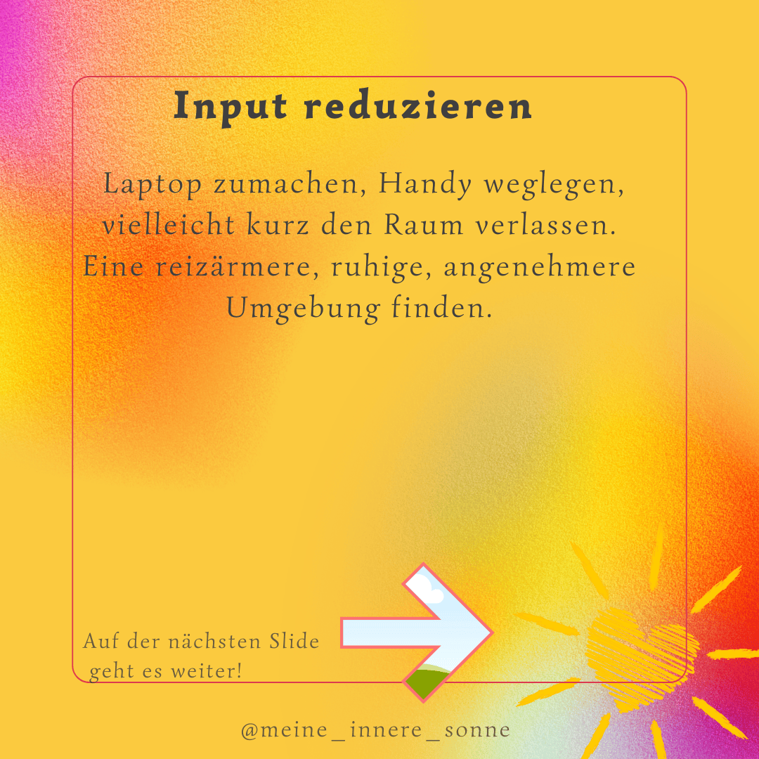 Gelb-orangefarbener Hintergrund mit deutschem Text über die Reduzierung von Eingaben: Laptop zumachen, Handy weglegen, vielleicht kurz den Raum verlassen. Eine reizärmere, ruhige, angenehmere Umgebung finden. Bunte Pfeil und eine Sonne Illustration.
