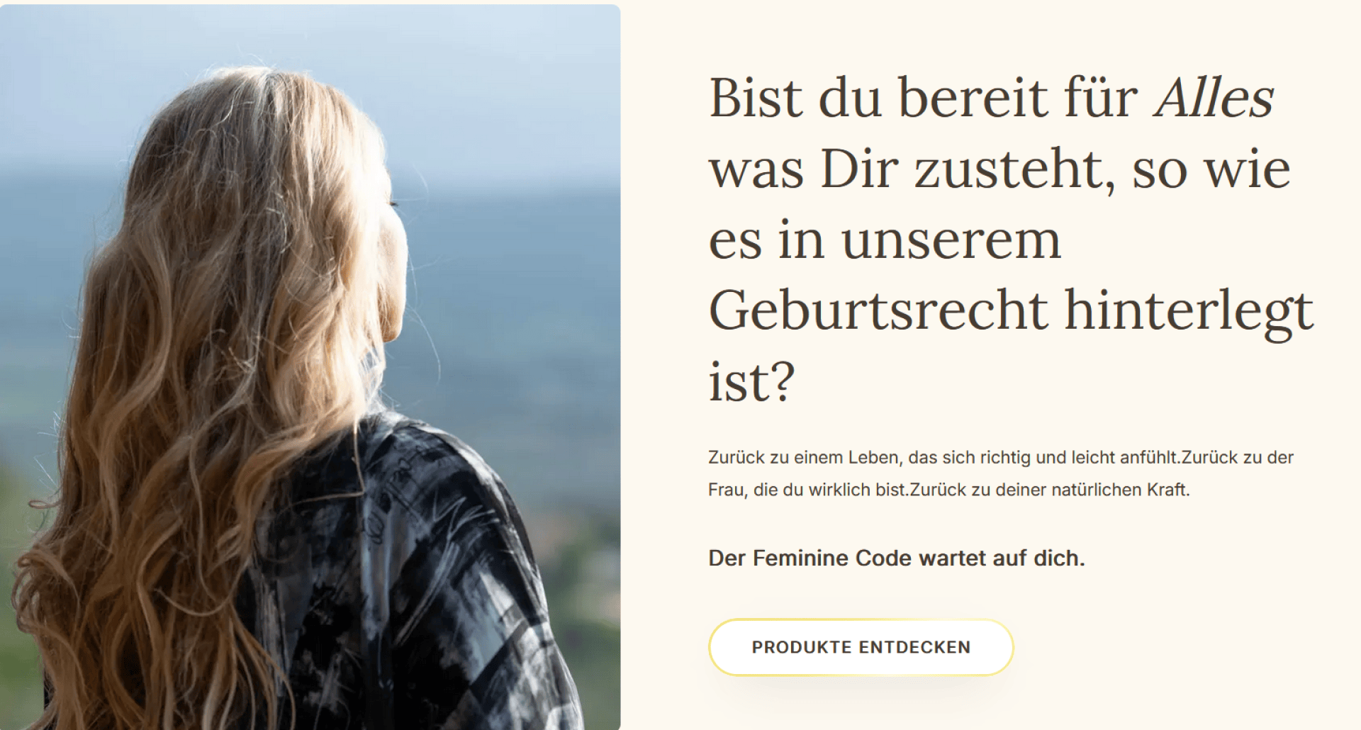 Eine blonde Frau mit gewelltem Haar steht im Freien und blickt von der Kamera weg. Neben ihr lädt ein deutscher Text Frauen dazu ein, ihre weibliche Kraft zu entdecken und ihr Geburtsrecht anzunehmen. Auf einem Knopf steht PRODUKTE ENTDECKEN.