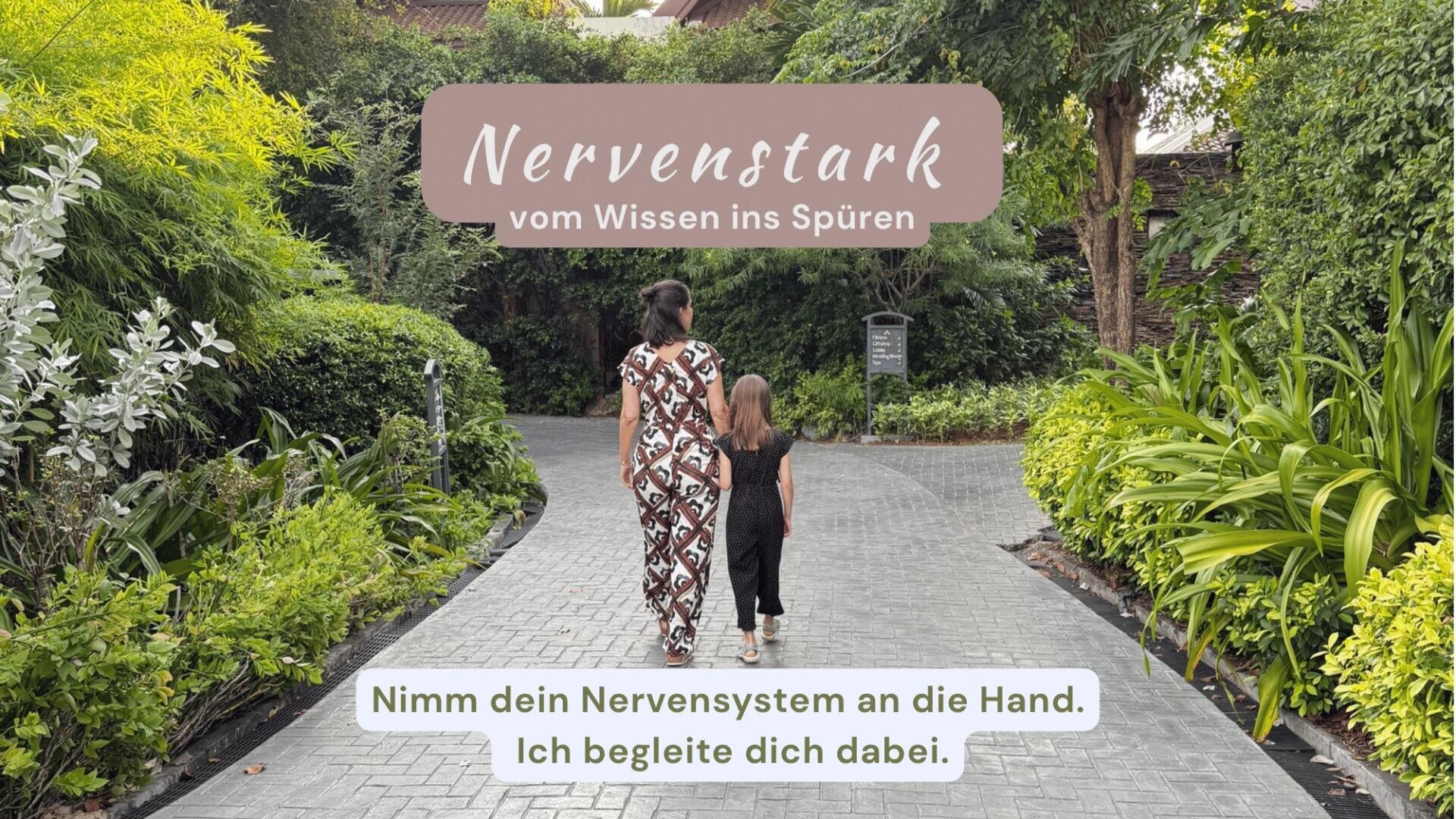 Eine Frau und ein Mädchen gehen einen gepflasterten Weg entlang, der von Grün umgeben ist. Der Text lautet: „Nervenstark – vom Wissen zum Spüren. Nimm dein Nervensystem an die Hand. Ich begleite dich dabei.“.