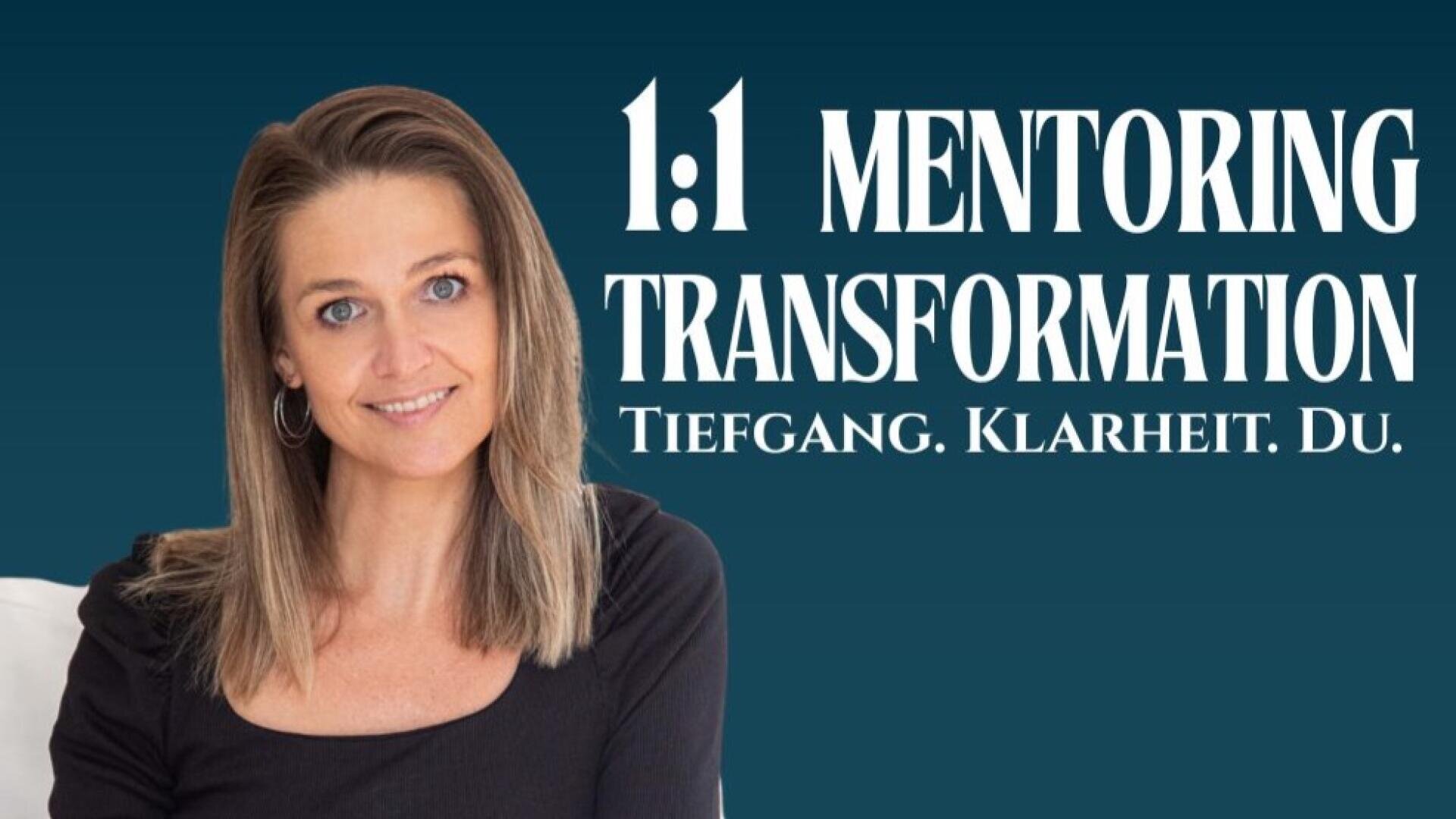 Eine Frau mit langen, glatten Haaren und einem schwarzen Oberteil lächelt vor einem blaugrünen Hintergrund mit der Aufschrift 1:1 Mentoring Transformation. Tiefgang. Klarheit. Du.