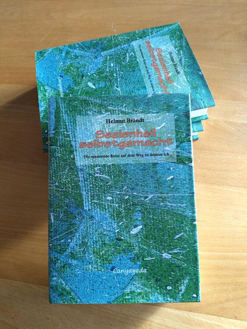 Zwei Exemplare des Buches Seelenheil selbstgemacht von Helmut Brandt mit einem abstrakten Einband in Blau und Grün.