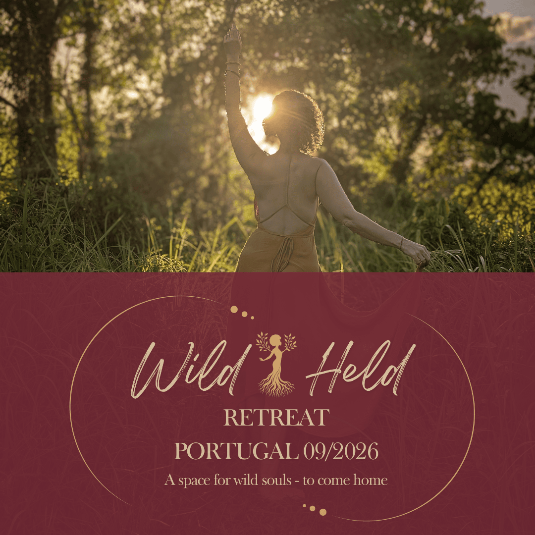 Eine Frau tanzt bei Sonnenuntergang im hohen Gras, das Sonnenlicht scheint hinter ihr. Der Text auf einem weinroten Untergrund lautet: Wild Held Retreat, Portugal 09/2026. Ein Raum für wilde Seelen - um nach Hause zu kommen.