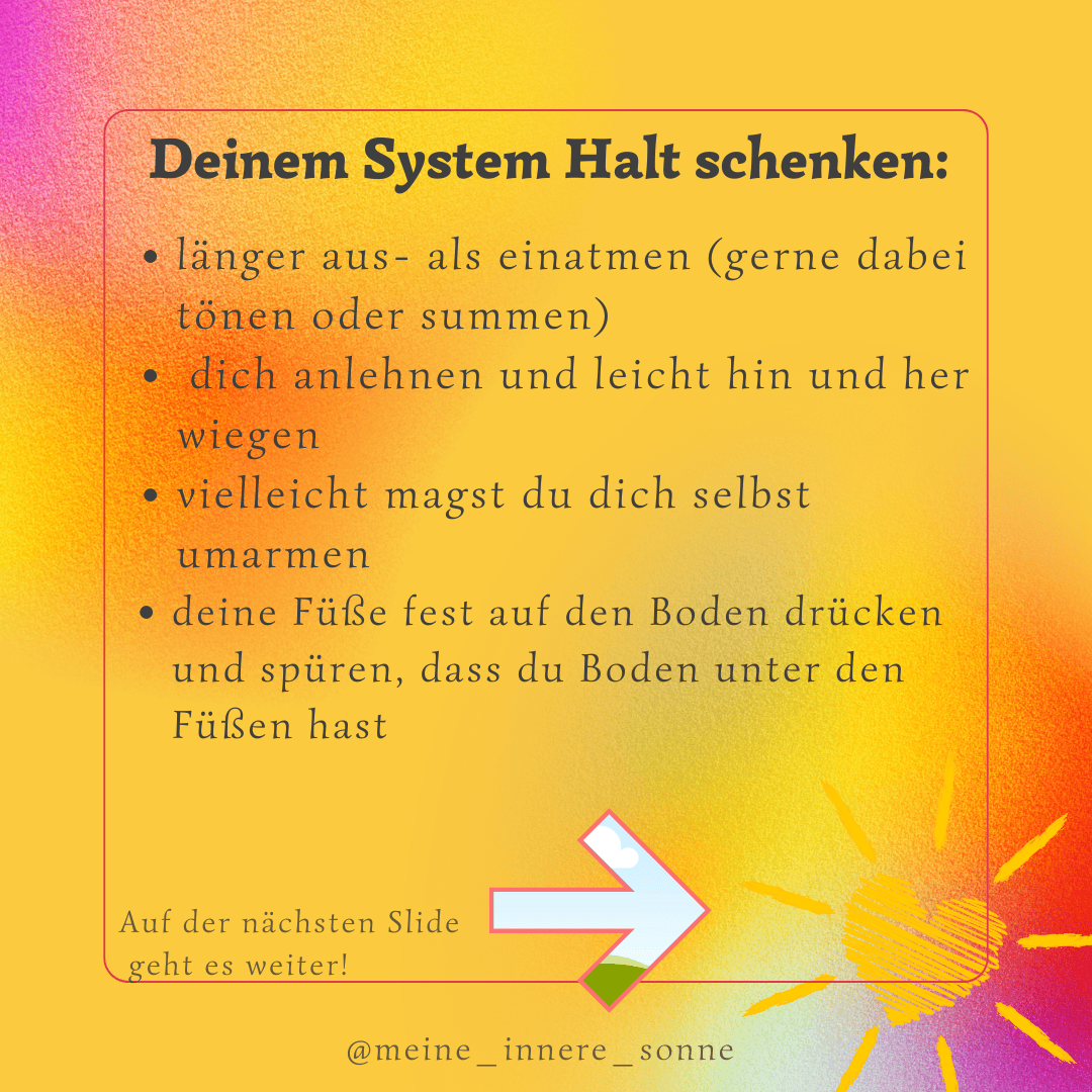 Gelb-orangefarbene Grafik mit deutschem Text, der Entspannungstipps anbietet: Ausatmen verlängern, summen, sich wiegen, sich selbst umarmen, Füße auf den Boden drücken. Unten links steht, dass es auf der nächsten Folie weitergeht. Eine herzförmige Sonne und ein Pfeil zieren das Bild.