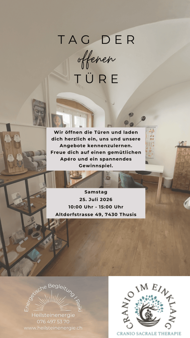 Ein Flyer auf Deutsch für einen Tag der offenen Tür in einem Zentrum für Craniosacral-Therapie mit Veranstaltungsdetails, Datum, Uhrzeit, Ort, Kontaktdaten sowie Fotos eines gemütlichen Therapieraums und des Logos.