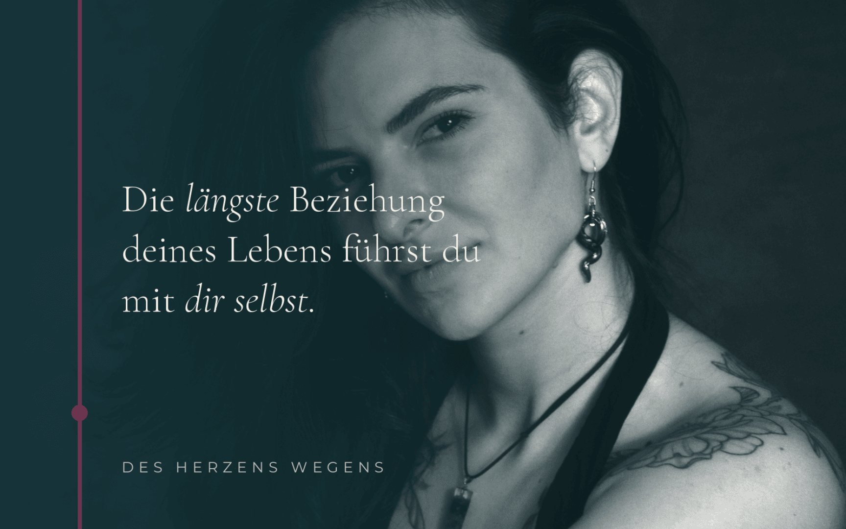 Schwarz-Weiß-Foto einer Person mit langen dunklen Haaren, einem Nasenring, Ohrringen und einer tätowierten Schulter. Der darüberliegende deutsche Text lautet: „Die längste Beziehung deines Lebens führst du mit dir selbst.“.