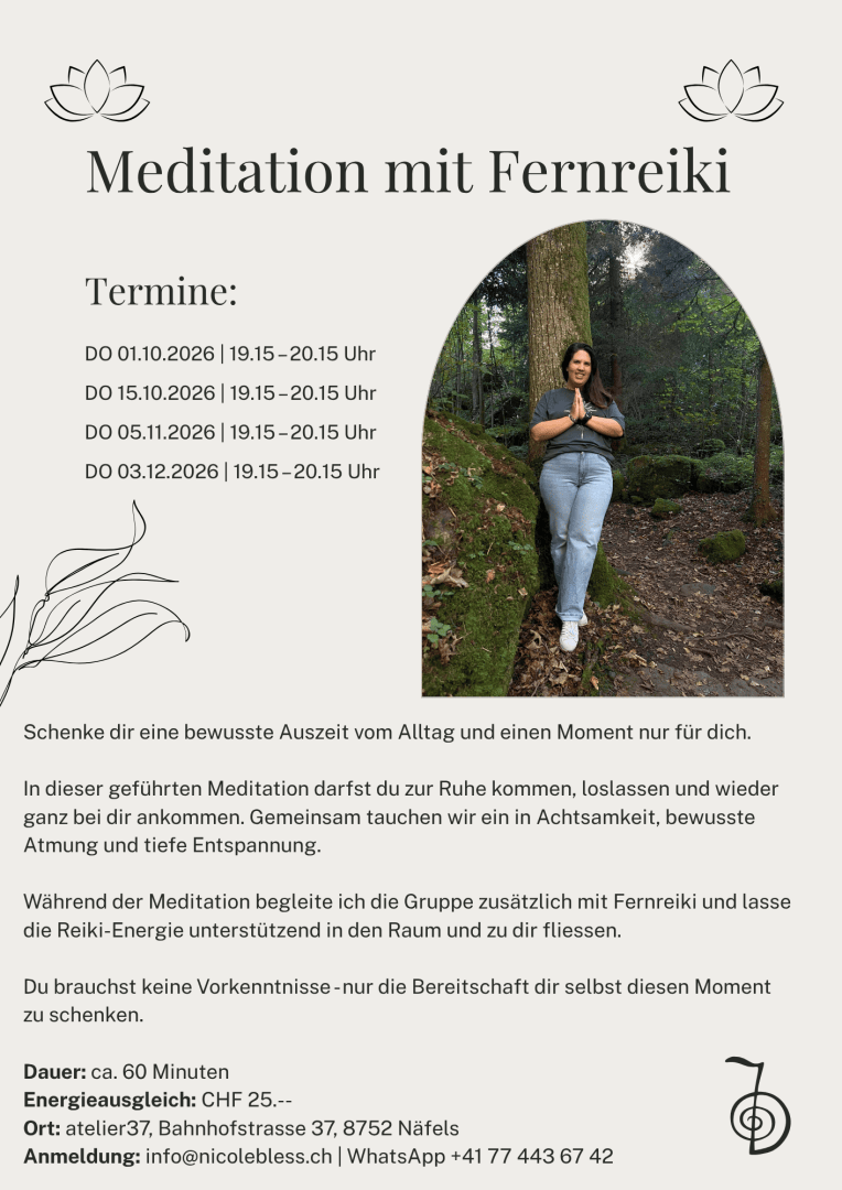 Flyer für Meditationskurse mit Fernreiki, einschließlich Terminen für das Jahr 2026, Kontaktdaten und einem Foto einer Frau, die mit zum Gebet gefalteten Händen in einem Wald steht.