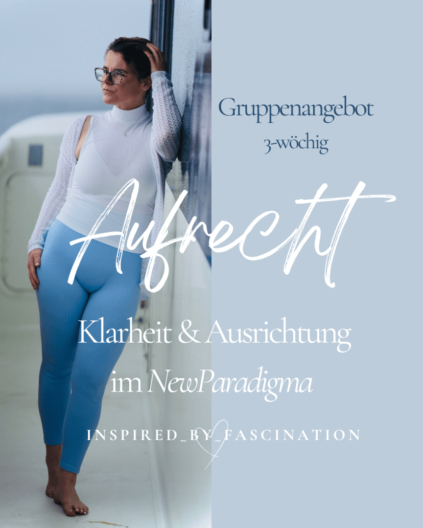 Eine Frau in blauen Leggings und weißem Oberteil steht auf einem Boot und schaut weg. Der Text auf Deutsch wirbt für ein 3-wöchiges Gruppenprogramm namens Aufrecht für Klarheit und Ausrichtung im Neuen Paradigma von Inspired by Fascination.