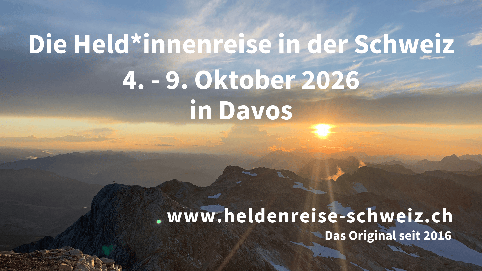 Sonnenuntergang über Berggipfeln mit Wolken am Himmel. Der weiße Text lautet: Die Held*innenreise in der Schweiz 4. - 9. Oktober 2026 in Davos www.heldenreise-schweiz.ch Das Original seit 2016.