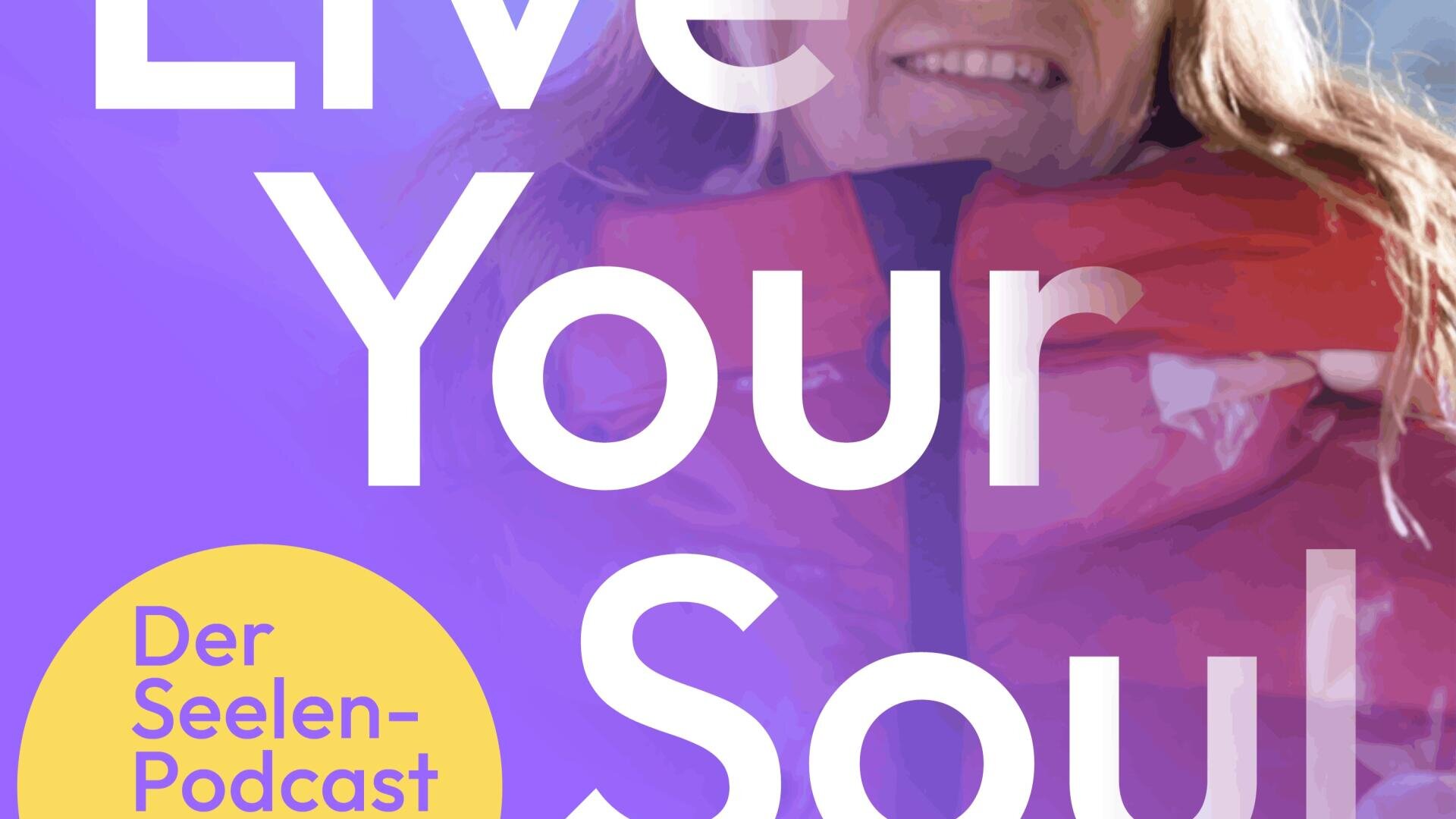 Eine lächelnde Person in einer roten Jacke, über der in großen weißen Buchstaben „Live Your Soul“ steht. In einem gelben Kreis unten links steht „Der Seelen-Podcast“. Der Hintergrund ist violett getönt.