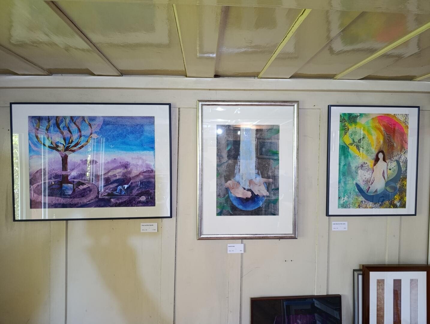 Drei gerahmte Kunstwerke im Künstler-Atelier