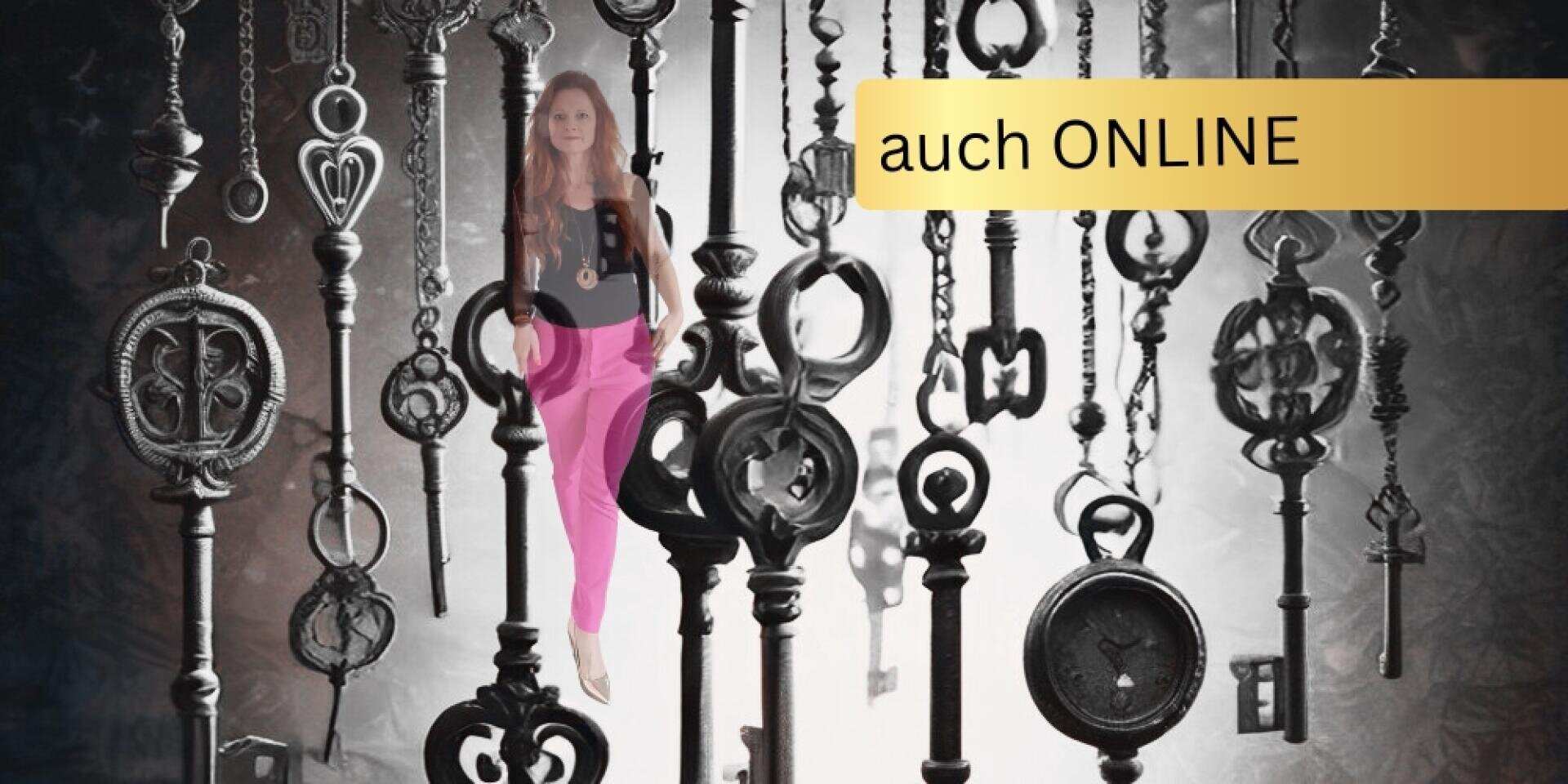 Eine Frau in schwarzem Oberteil und leuchtend rosa Hosen steht zwischen großen, vertikal hängenden alten Schlüsseln, auf denen oben rechts ein gelbes Banner mit der Aufschrift "auch ONLINE" zu sehen ist.