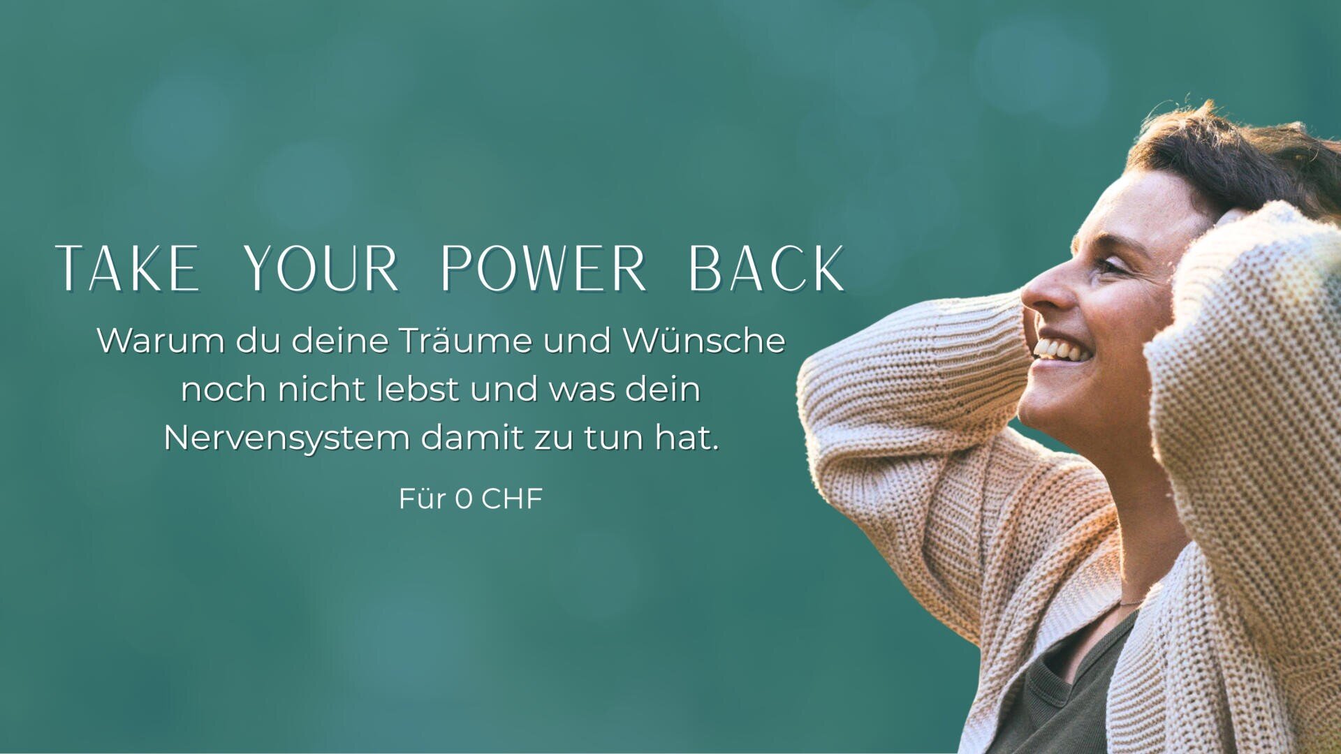 Eine lächelnde Person mit den Händen hinter dem Kopf blickt nach oben und trägt eine leichte Strickjacke. Auf der linken Seite steht ein deutscher Text: "Hol dir deine Macht zurück. Warum du deine Träume und Wünsche noch nicht lebst und was dein Nervensystem damit zu tun hat. Für 0 CHF.".