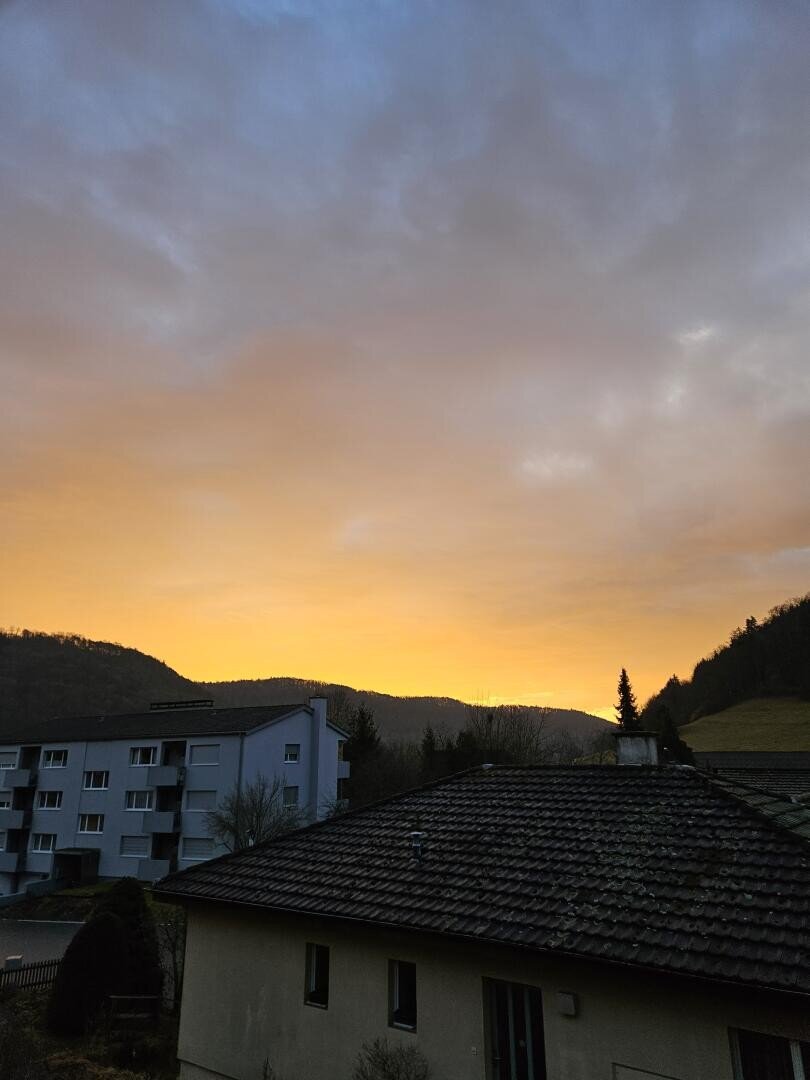 Ein Sonnenuntergang über einer Stadt.