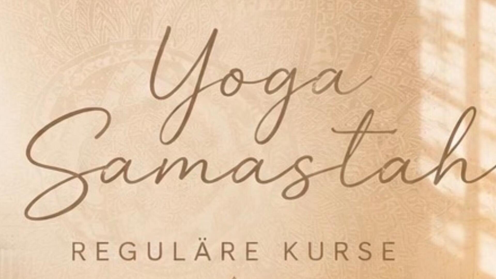 Auf einem sanften, beige gemusterten Hintergrund steht: „Yoga Samastah REGULÄRE KURSE“. Das Design wirkt ruhig und elegant, mit zarter Schrift und dezenten Mandala-Motiven.