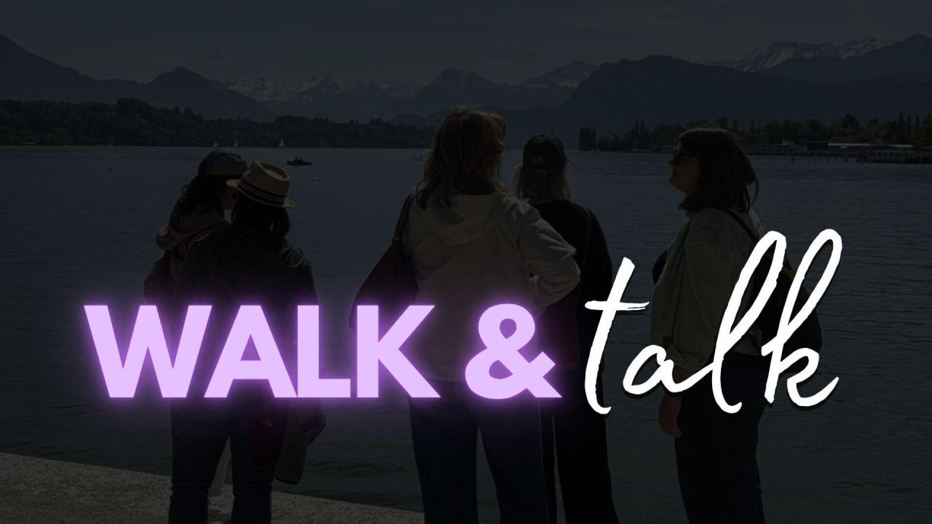 Vier Menschen stehen an einem See, im Hintergrund sind Berge zu sehen. Davor ist in großen, fetten, leuchtend violetten und kursiven weißen Buchstaben der Schriftzug „WALK & talk“ zu lesen.