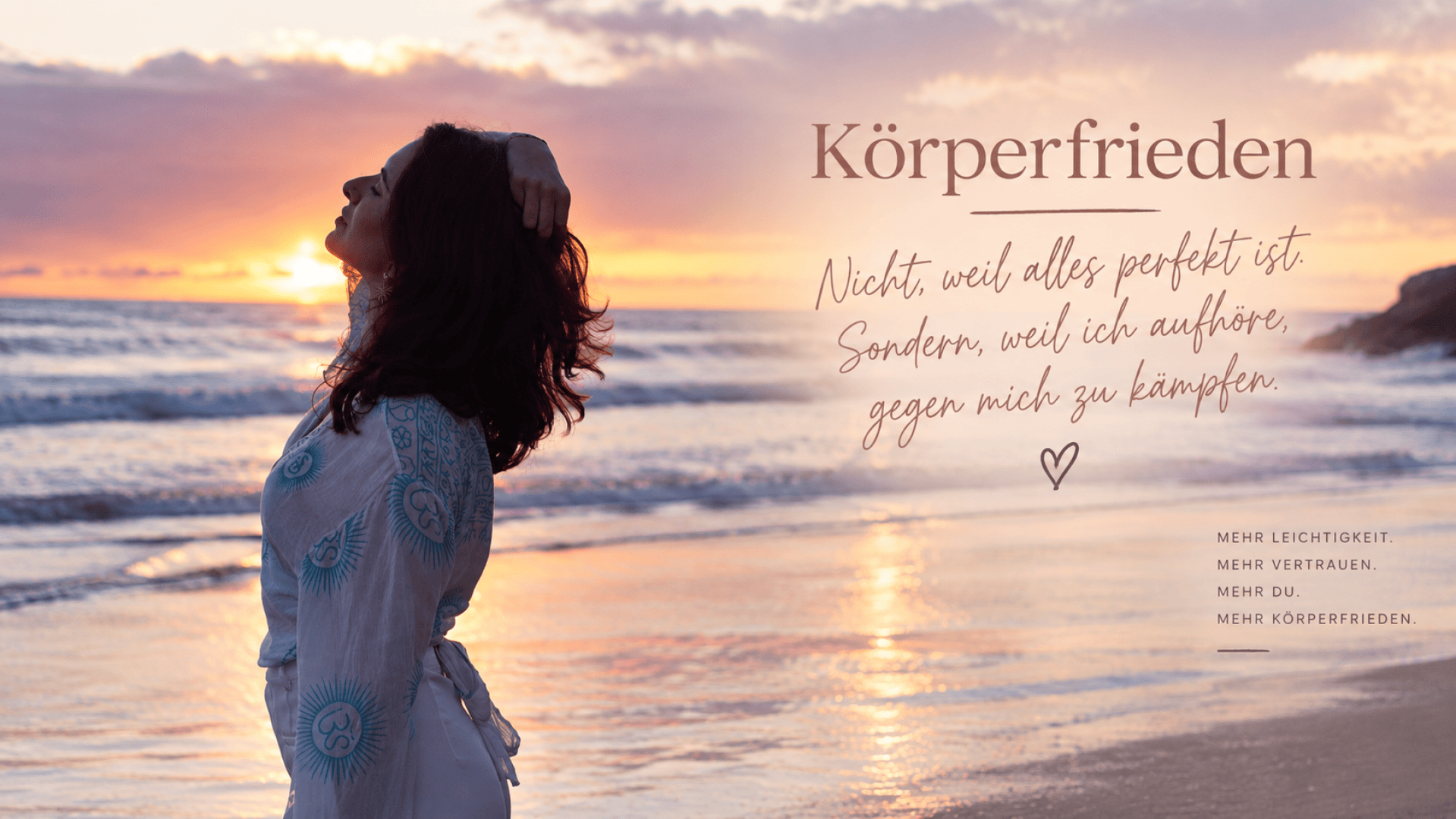 Eine Frau in einem weißen Kleid steht bei Sonnenuntergang am Strand, die Augen geschlossen, den Kopf nach hinten geneigt und die Arme erhoben. Rechts ist ein deutscher Text über Körperfrieden und Selbstakzeptanz zu sehen.