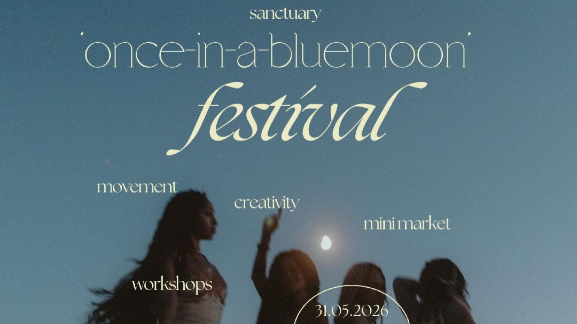 Vier Frauen in wallenden Kleidern tanzen bei Sonnenuntergang im Freien. Einblendungen von Veranstaltungstexten werben für das Once-in-a-BlueMoon-Festival am 31. Mai 2026 in Luzern mit Workshops, Ritualen, Musik, Essen und einem kleinen Markt.