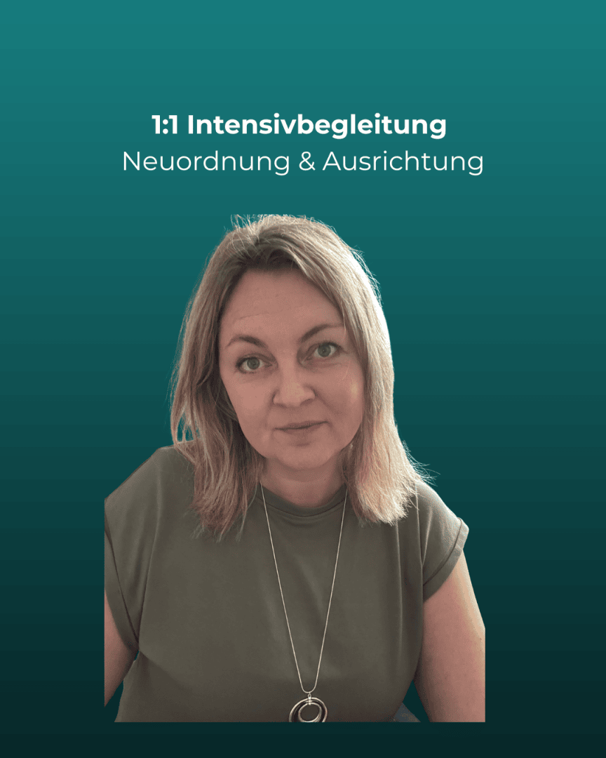 Eine Frau mit schulterlangem blondem Haar, die ein grünes Oberteil und eine lange Halskette trägt, sitzt vor einem blaugrünen Hintergrund mit deutschem Text: 1:1 Intensivbegleitung. Neuordnung & Ausrichtung.