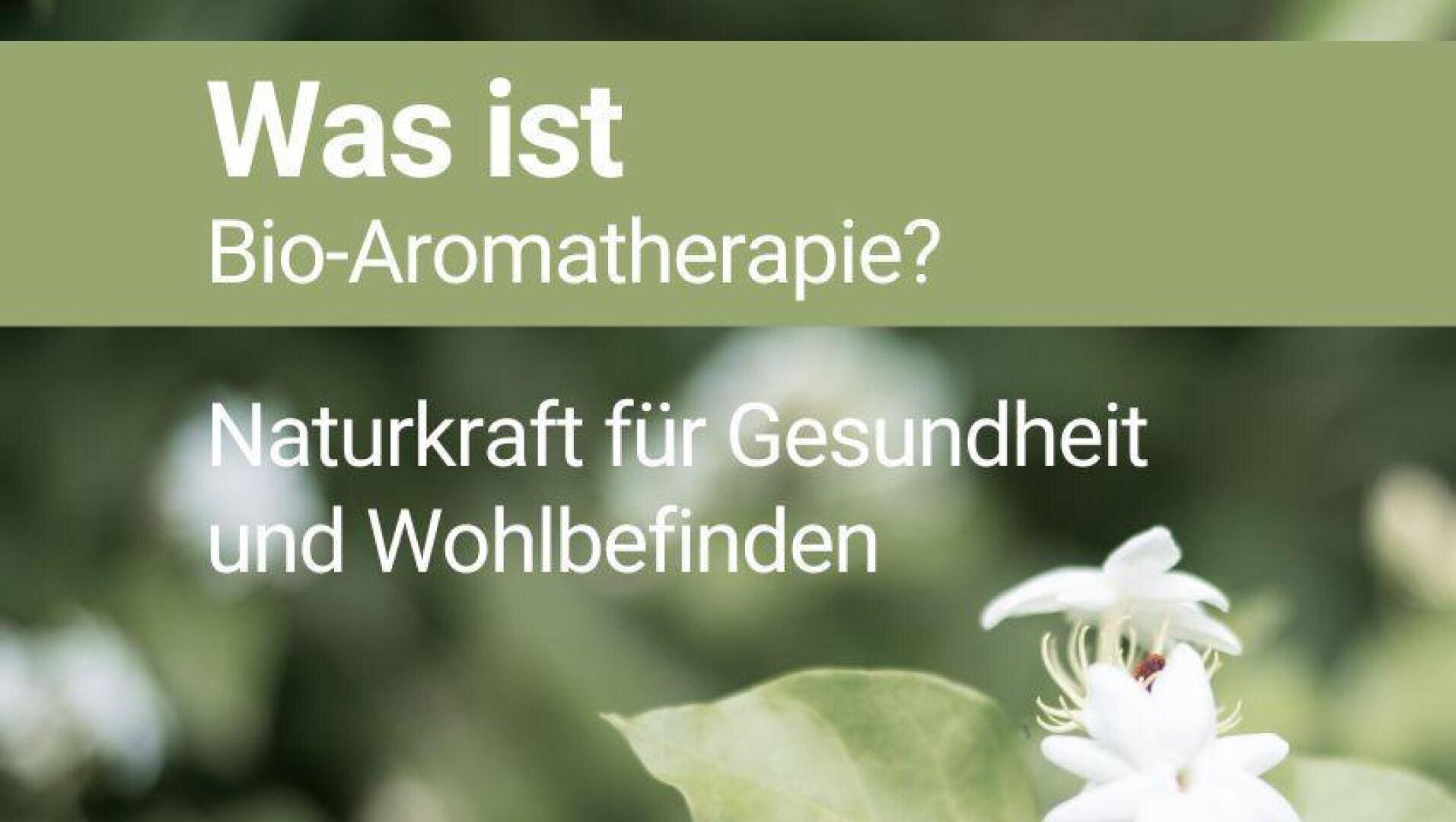 Der Text auf Deutsch lautet: Was ist Bio-Aromatherapie? Naturkraft für Gesundheit und Wohlbefinden über einem verschwommenen grünen Hintergrund mit einer weißen Blume.