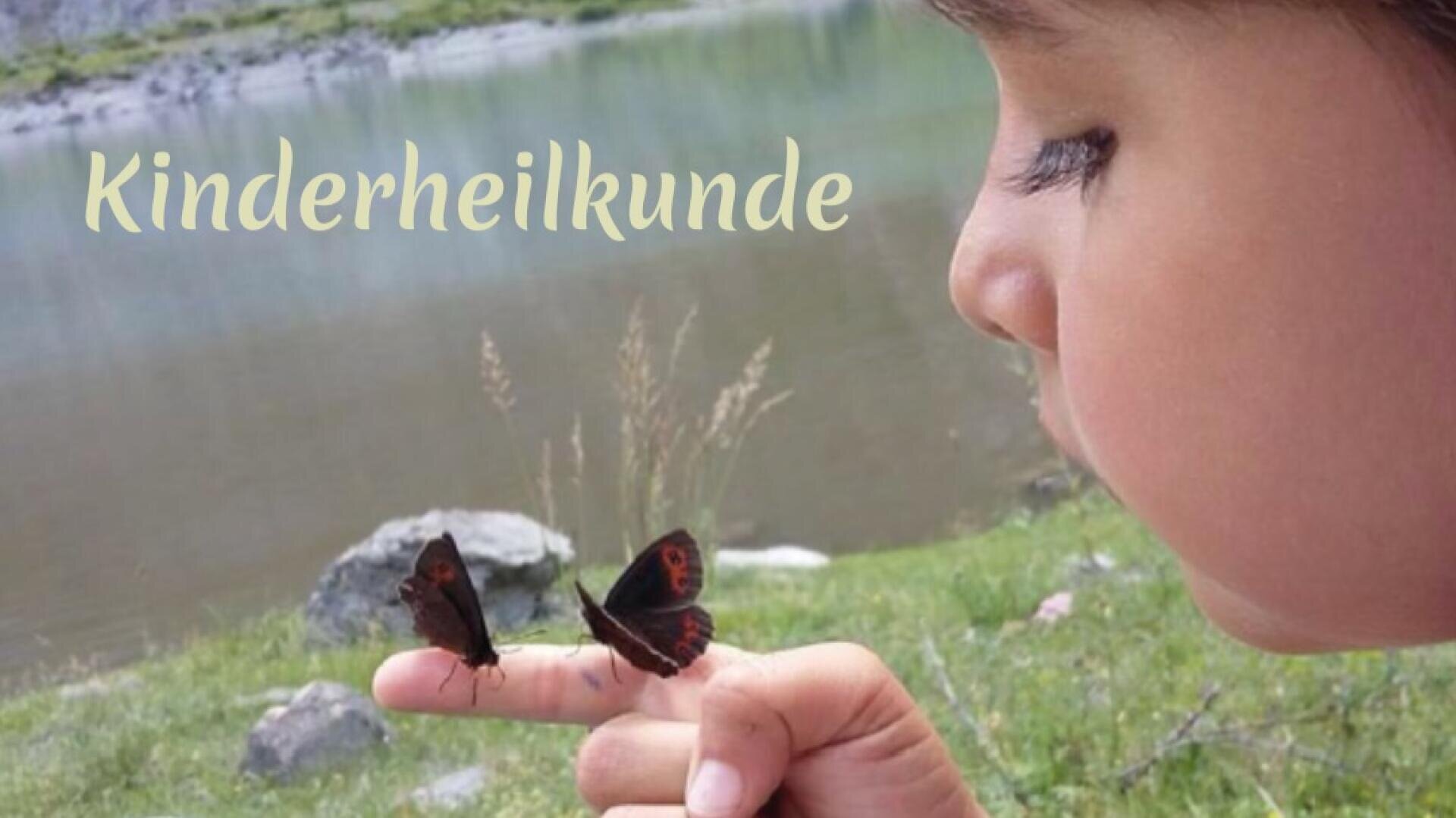 Ein Kind hält sanft einen Finger hoch, auf dem zwei Schmetterlinge neben einem ruhigen See sitzen. Im Hintergrund steht in zarter gelber Schrift das Wort Kinderheilkunde.