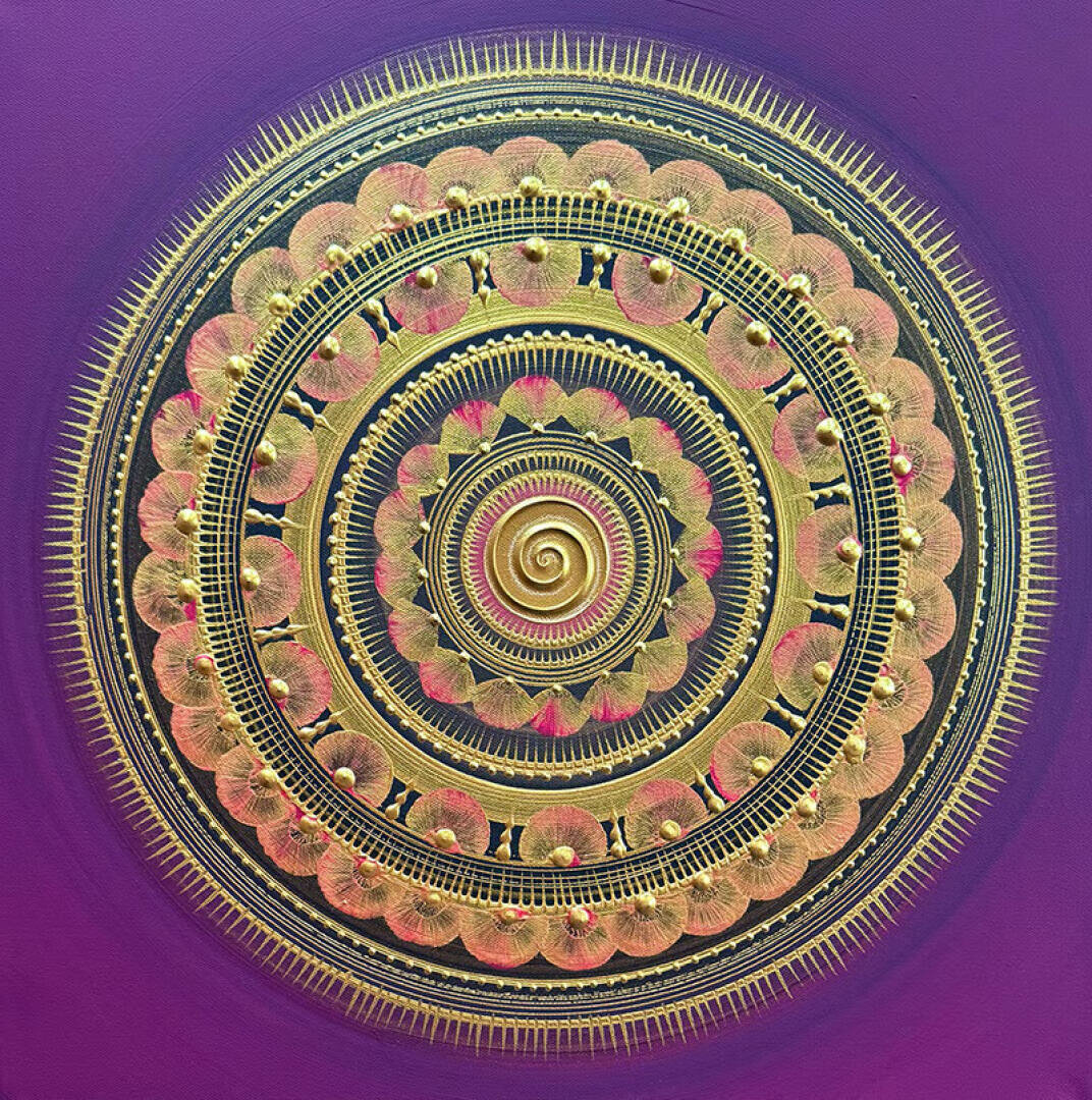 Ein kompliziertes goldenes Mandala mit römischen Ziffern umgibt eine zentrale Spirale vor einem violetten Hintergrund mit detaillierten Mustern, Punkten und strahlenden Linien in Gold- und Rosatönen.