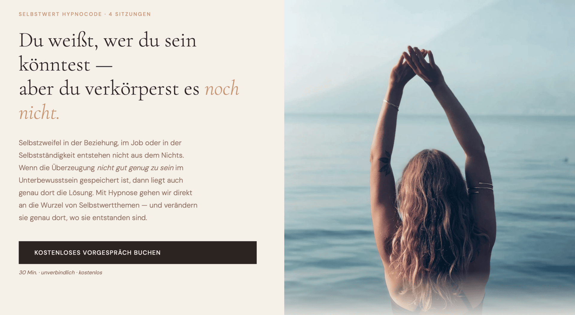 Eine Frau mit langen Haaren steht an einem ruhigen Gewässer und hebt ihre Arme in einer friedlichen Geste über ihren Kopf. Der Text auf der linken Seite bietet Hypnosesitzungen zur Selbstentwicklung und persönlichen Veränderung an.