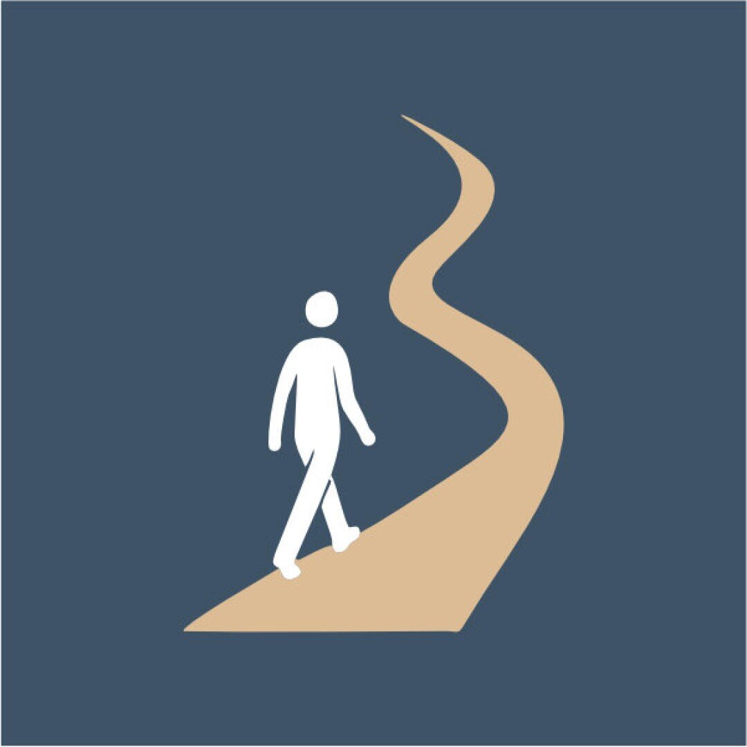 Ein schlichtes Symbol, das eine Person zeigt, die auf einem gewundenen, beigen Weg vor einem dunkelblauen Hintergrund geht.