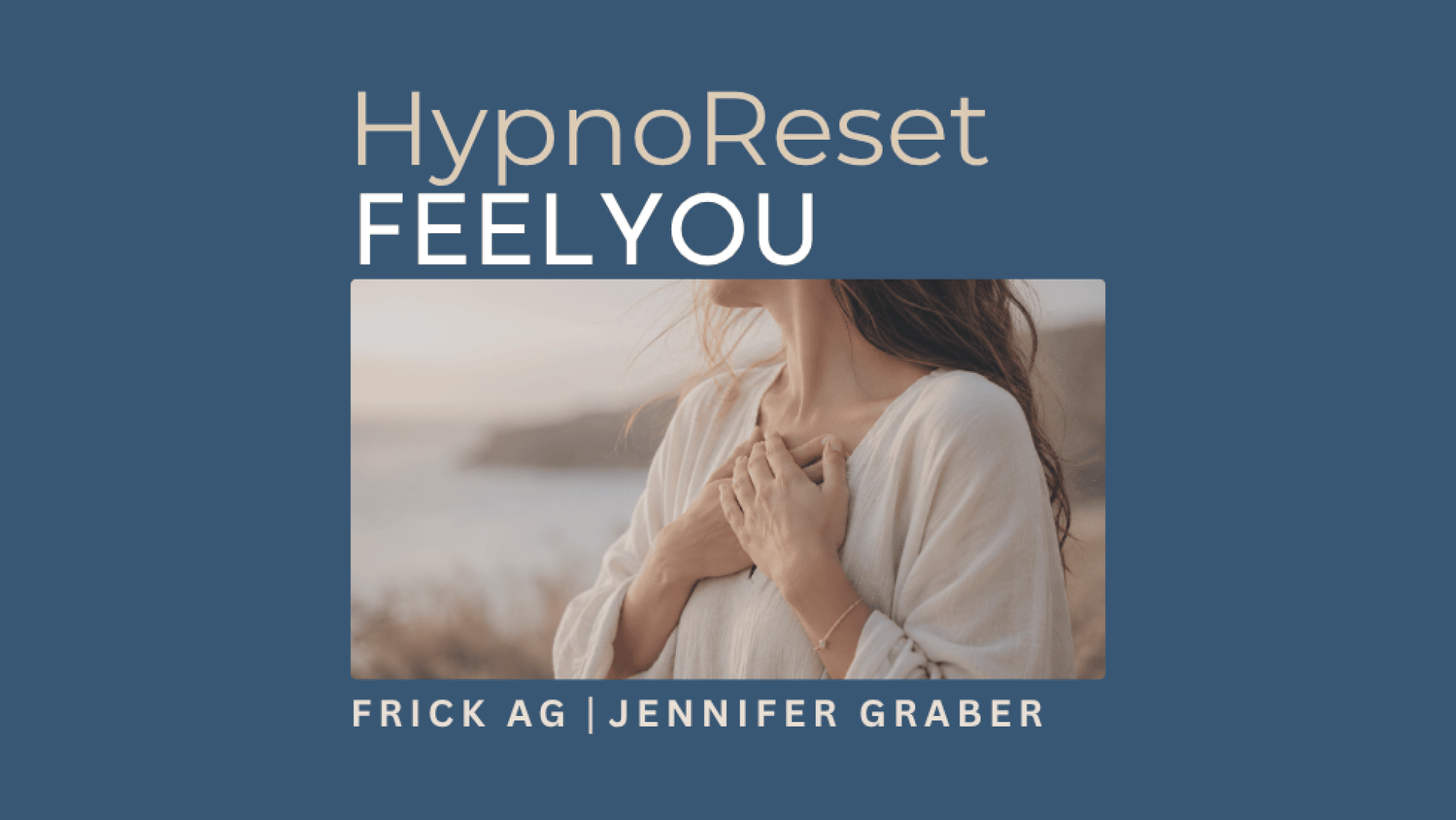 Eine Frau in einer hellen Bluse steht im Freien und legt die Hände auf ihr Herz. Der Text lautet: HypnoReset FEEL YOU. Frick AG | Jennifer Graber..