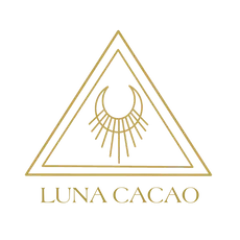 Ein goldumrandetes Dreieck mit einem Halbmond und strahlenförmigen Linien im Inneren, darüber der Schriftzug „LUNA CACAO“ in goldener Schrift auf hellem Hintergrund.