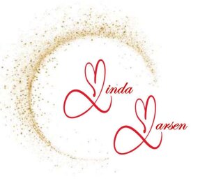 Ein goldener, glitzernder Halbmond umgibt die in roter Schrift geschriebenen Namen Linda Larsen, wobei herzförmige Schnörkel die Großbuchstaben L in beiden Namen bilden.
