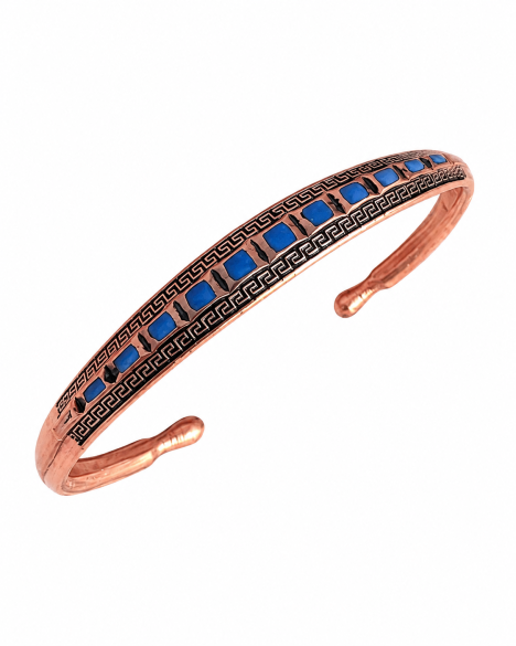 Kupferarmband mit filigranen schwarzen geometrischen Mustern und blauen rechteckigen Einlagen, das sich durch ein offenes Manschetten-Design auf weißem Hintergrund auszeichnet.