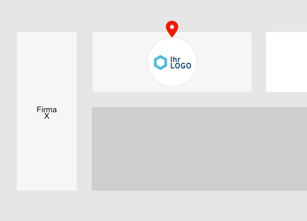 Eine einfache Karte mit beschrifteten Gebäuden; links Firma X, oben in der Mitte ein Gebäude mit Ihrem Logo und einer roten Standortnadel und unten rechts ein großes graues Gebäude.