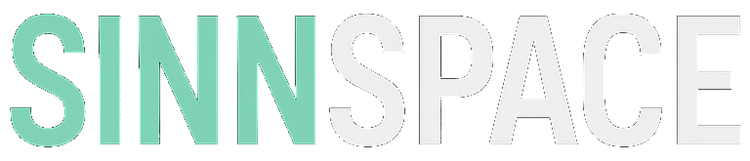 Das Bild zeigt das Wort SINNSPACE in Großbuchstaben. SINN ist grün, während SPACE hellgrau umrandet ist. Der Hintergrund ist weiß.